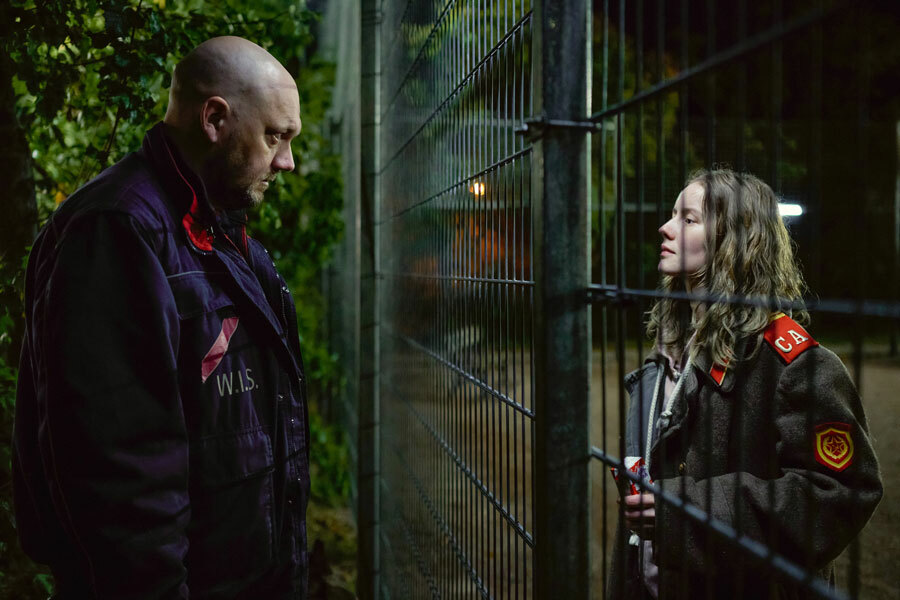 Charly Hübner als Wachmann Erik in W.I.S.-Uniform. Das Bild steht kostenlos zur Veröffentlichung zur Verfügung. © 2022 Sommerhaus Filmproduktion Warner Bros. Entertainment GmbH W.I.S. Sicherheit – Die Stillen Trabanten